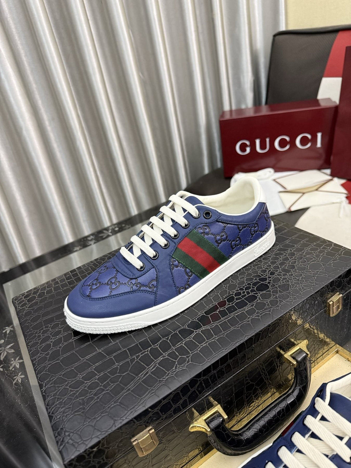Gucci Navy Stripe Low-Top Sneakers — front